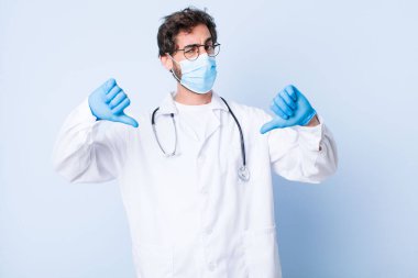 Genç adam üzgün, hayal kırıklığına uğramış ya da kızgın görünüyor. Anlaşmazlık içinde, hayal kırıklığına uğramış hissediyor. Coronavirus konsepti