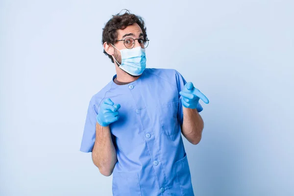 Junger Mann Mit Fröhlicher Unbeschwerter Rebellischer Attitüde Der Witze Macht — Stockfoto