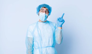 Genç adam bir fikri fark ettikten sonra mutlu ve heyecanlı bir dahi gibi hissediyor, neşeli bir şekilde parmağını kaldırıyor, eureka! Coronavirus konsepti