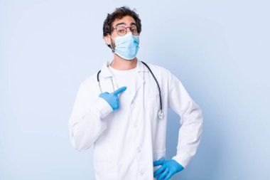 Genç adam mutlu, gururlu ve şaşırmış görünüyor, neşeli bir şekilde kendini gösteriyor, kendinden emin ve kibirli hissediyor. Coronavirus konsepti