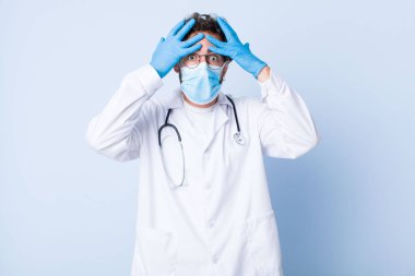 Dehşete kapılmış ve şok olmuş hisseden genç adam, bir hata yüzünden panikliyor. Coronavirus konsepti
