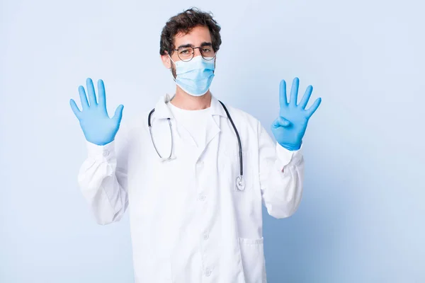 Jeune Homme Souriant Regardant Amical Montrant Numéro Neuf Neuvième Avec — Photo