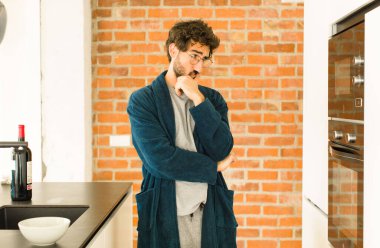 Genç, havalı adam mutfakta. 