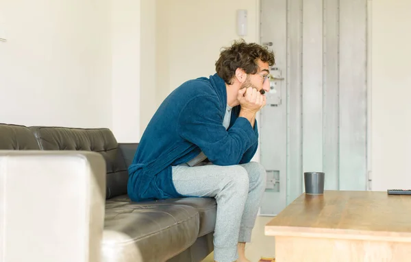 Joven Hombre Fresco Sentado Sofá Sala Estar Viendo Televisión Ordenador — Foto de Stock