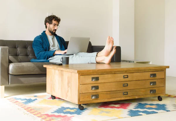 Joven Hombre Fresco Sentado Sofá Sala Estar Viendo Televisión Ordenador — Foto de Stock