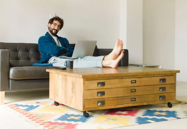 Joven Hombre Fresco Sentado Sofá Sala Estar Viendo Televisión Ordenador — Foto de Stock