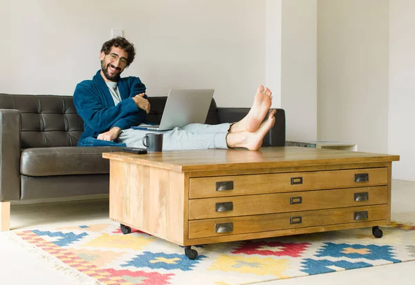 Joven Hombre Fresco Sentado Sofá Sala Estar Viendo Televisión Ordenador — Foto de Stock