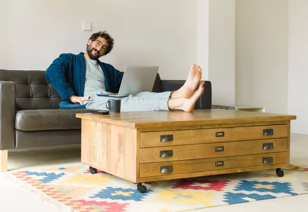 Joven Hombre Fresco Sentado Sofá Sala Estar Viendo Televisión Ordenador — Foto de Stock