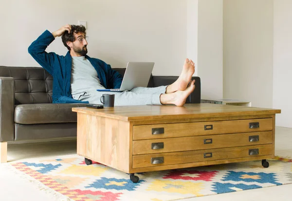 Joven Hombre Fresco Sentado Sofá Sala Estar Viendo Televisión Ordenador — Foto de Stock