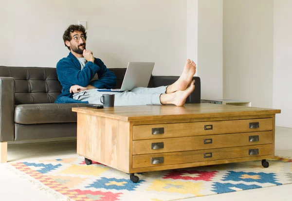 Joven Hombre Fresco Sentado Sofá Sala Estar Viendo Televisión Ordenador — Foto de Stock