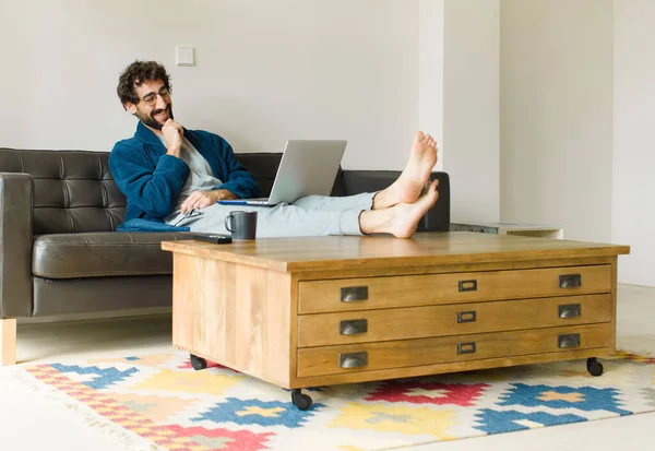 Joven Hombre Fresco Sentado Sofá Sala Estar Viendo Televisión Ordenador — Foto de Stock