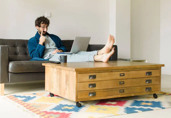 Joven Hombre Fresco Sentado Sofá Sala Estar Viendo Televisión Ordenador — Foto de Stock