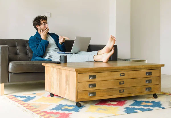 Joven Hombre Fresco Sentado Sofá Sala Estar Viendo Televisión Ordenador — Foto de Stock