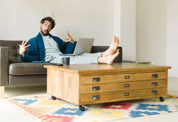 Joven Hombre Fresco Sentado Sofá Sala Estar Viendo Televisión Ordenador — Foto de Stock