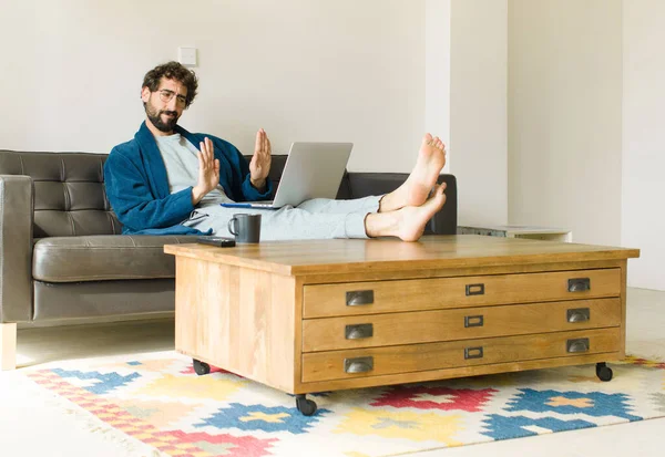 Joven Hombre Fresco Sentado Sofá Sala Estar Viendo Televisión Ordenador — Foto de Stock