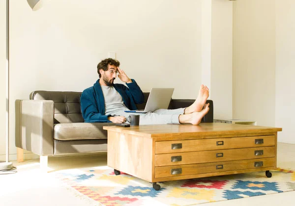 Joven Hombre Fresco Sentado Sofá Sala Estar Viendo Televisión Ordenador — Foto de Stock