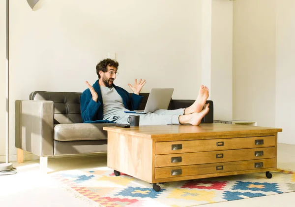 Joven Hombre Fresco Sentado Sofá Sala Estar Viendo Televisión Ordenador — Foto de Stock