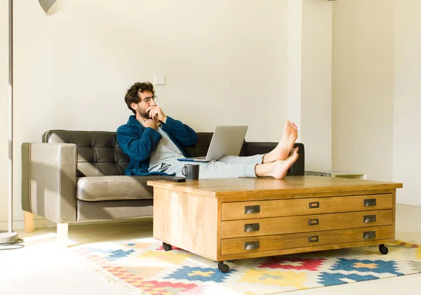 Joven Hombre Fresco Sentado Sofá Sala Estar Viendo Televisión Ordenador — Foto de Stock