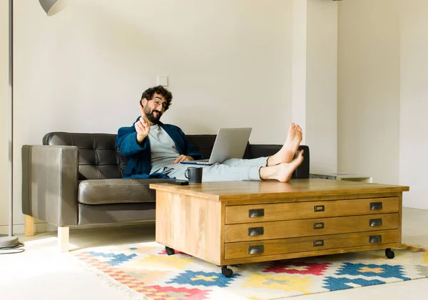 Joven Hombre Fresco Sentado Sofá Sala Estar Viendo Televisión Ordenador — Foto de Stock