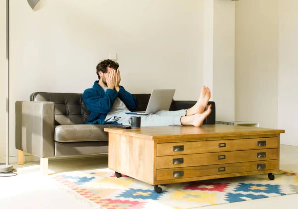 Joven Hombre Fresco Sentado Sofá Sala Estar Viendo Televisión Ordenador — Foto de Stock