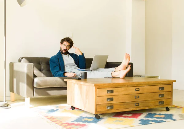 Joven Hombre Fresco Sentado Sofá Sala Estar Viendo Televisión Ordenador — Foto de Stock