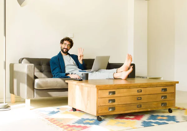 Joven Hombre Fresco Sentado Sofá Sala Estar Viendo Televisión Ordenador — Foto de Stock