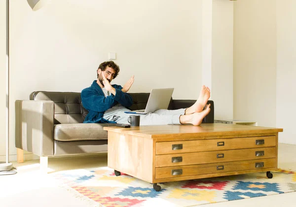 Joven Hombre Fresco Sentado Sofá Sala Estar Viendo Televisión Ordenador — Foto de Stock