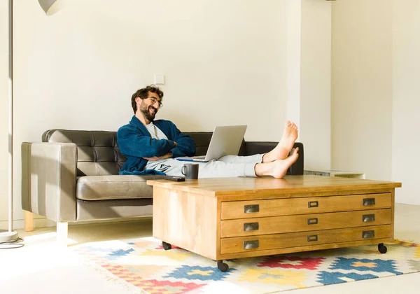 Joven Hombre Fresco Sentado Sofá Sala Estar Viendo Televisión Ordenador — Foto de Stock