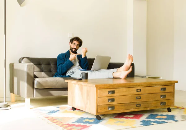 Joven Hombre Fresco Sentado Sofá Sala Estar Viendo Televisión Ordenador — Foto de Stock