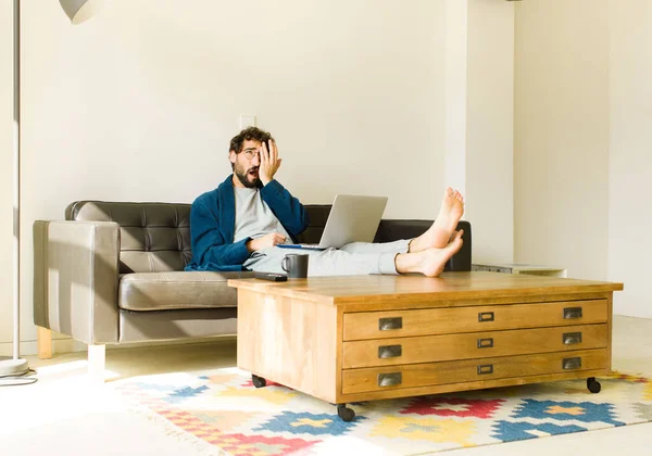 Joven Hombre Fresco Sentado Sofá Sala Estar Viendo Televisión Ordenador — Foto de Stock