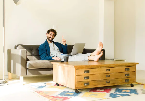 Joven Hombre Fresco Sentado Sofá Sala Estar Viendo Televisión Ordenador — Foto de Stock