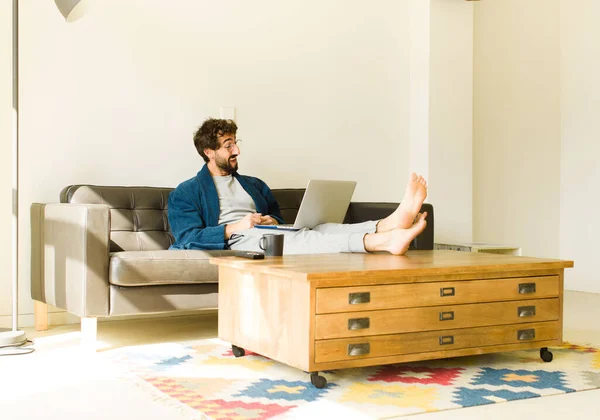 Joven Hombre Fresco Sentado Sofá Sala Estar Viendo Televisión Ordenador — Foto de Stock