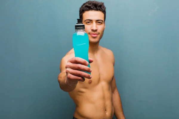 拿着运动能量饮料的阿拉伯年轻人 — 图库照片