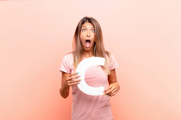 Junge Hübsche Frau Überrascht Schockiert Erstaunt Indem Sie Den Buchstaben — Stockfoto