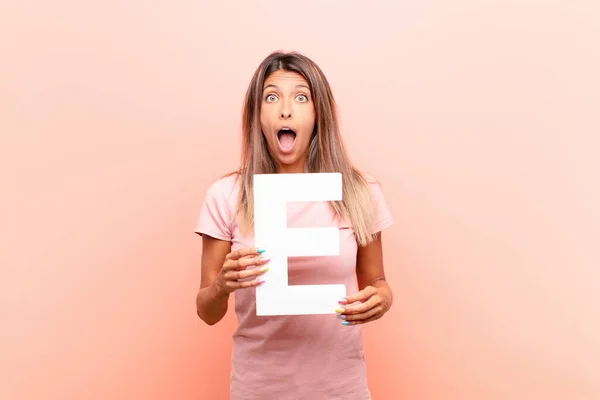 Junge Hübsche Frau Überrascht Schockiert Erstaunt Und Hält Den Buchstaben — Stockfoto