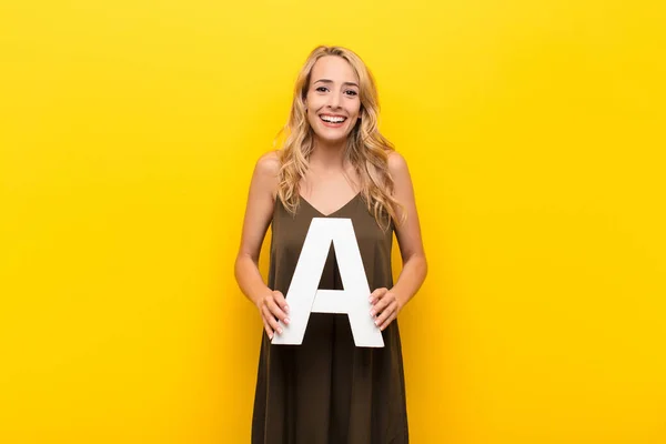 Jovem Loira Animado Feliz Alegre Segurando Letra Alfabeto Para Formar — Fotografia de Stock