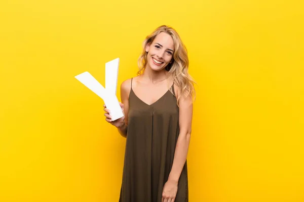 Ung Blond Kvinna Upphetsad Glad Glad Håller Bokstaven Alfabetet För — Stockfoto