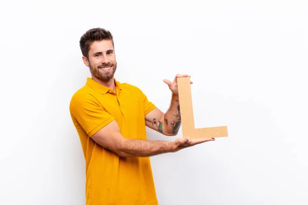 Jovem Homem Bonito Animado Feliz Alegre Segurando Letra Alfabeto Para — Fotografia de Stock