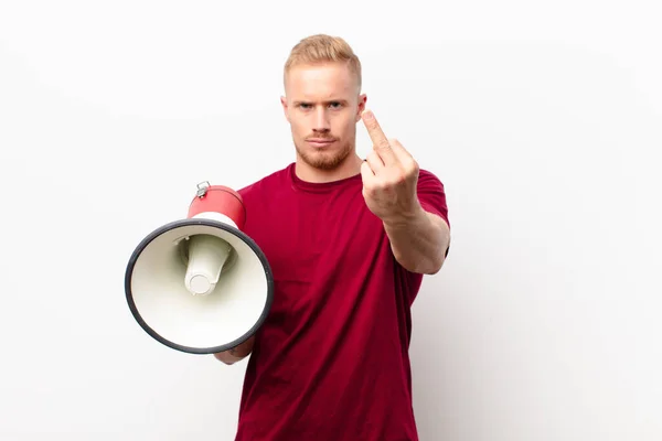 Junger Blonder Mann Wütend Genervt Rebellisch Und Aggressiv Hebt Den — Stockfoto