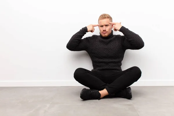 Junger Blonder Mann Mit Ernstem Und Konzentriertem Blick Brainstorming Und — Stockfoto