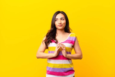 Genç, Latin, güzel bir kadın entrika çeviriyor, komplo kuruyor, üçkağıtçılık ve hilekarlık yapıyor, kurnazlık yapıyor ve düz duvara ihanet ediyor.