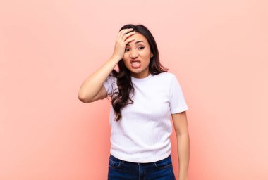 Genç Latin güzel bir kadın unutulmuş bir mühlet yüzünden panikliyor, stresli hissediyor, bir pisliği örtbas etmek zorunda kalıyor veya düz duvara karşı hata yapıyor.