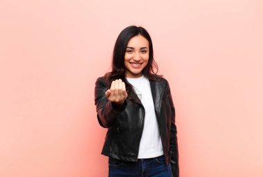 Genç Latin güzel kadın kendini mutlu, başarılı ve kendinden emin hissediyor, bir meydan okumayla karşı karşıya ve 