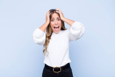 Genç, güzel İspanyol bir kadın el ele tutuşuyor, ağzı açık, son derece şanslı, şaşkın, heyecanlı ve mutlu.