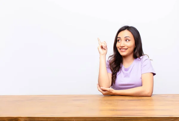 Joven Latina Bonita Mujer Sonriendo Felizmente Mirando Hacia Los Lados — Foto de Stock