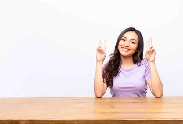 Junge Lateinisch Hübsche Frau Lächelnd Und Glücklich Aussehend Freundlich Und — Stockfoto