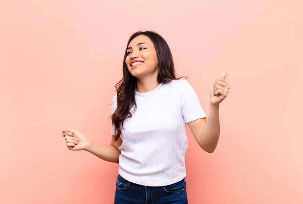 Jong Latijn Mooi Vrouw Glimlachen Gevoel Zorgeloos Ontspannen Gelukkig Dansen — Stockfoto