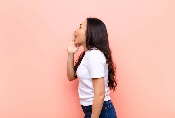 Jovem Latina Bonita Mulher Perfil Vista Olhando Feliz Animado Gritando — Fotografia de Stock