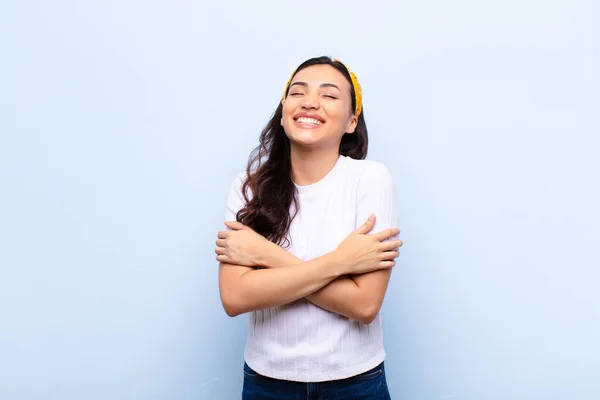 Jong Latijn Mooi Vrouw Lachen Gelukkig Met Armen Gekruist Met — Stockfoto