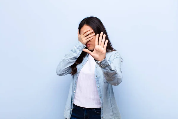 Junge Lateinamerikanische Hübsche Frau Die Gesicht Mit Der Hand Bedeckt — Stockfoto